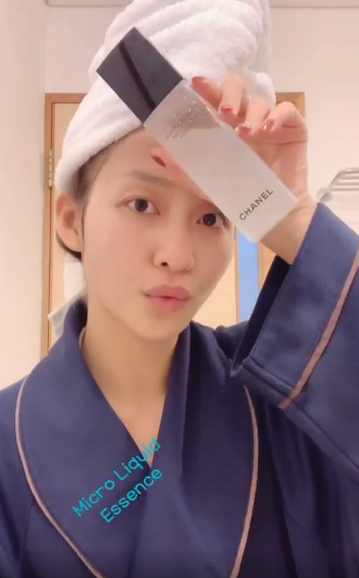 Mặt mộc gây sốc của Khả Ngân: Da căng bóng không tỳ vết nhờ skincare ít bước, dùng toàn đồ chất lượng-12