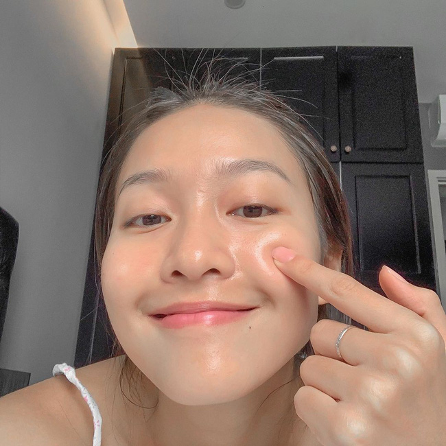 Mặt mộc gây sốc của Khả Ngân: Da căng bóng không tỳ vết nhờ skincare ít bước, dùng toàn đồ chất lượng-11