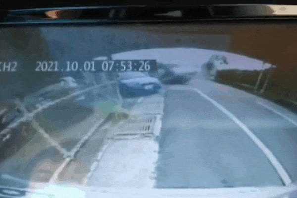 Clip: Văng khỏi ô tô sau va chạm mạnh, người phụ nữ thoát chết khó tin