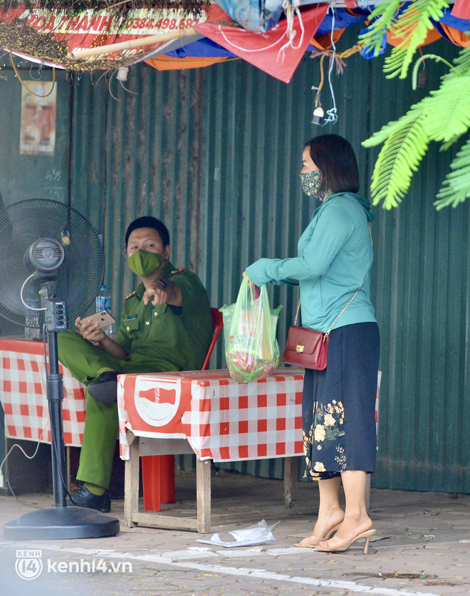 Hà Nội: Người dân lách qua hàng rào, đứng vái vọng ở Phủ Tây Hồ ngày mùng 1-10