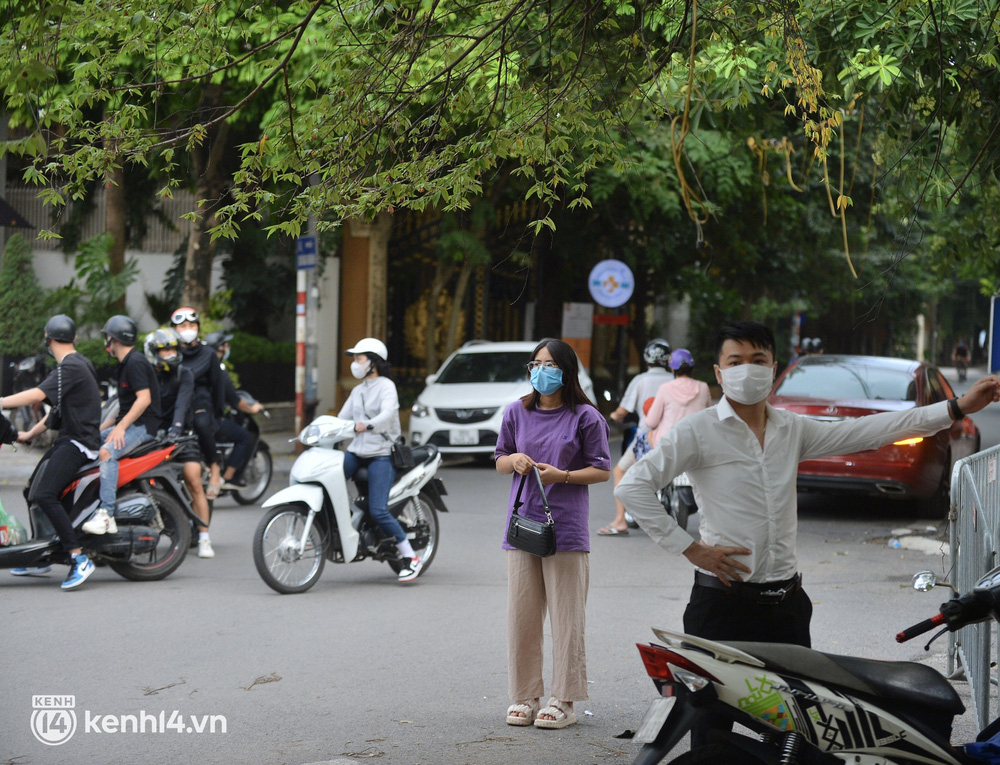 Hà Nội: Người dân lách qua hàng rào, đứng vái vọng ở Phủ Tây Hồ ngày mùng 1-15