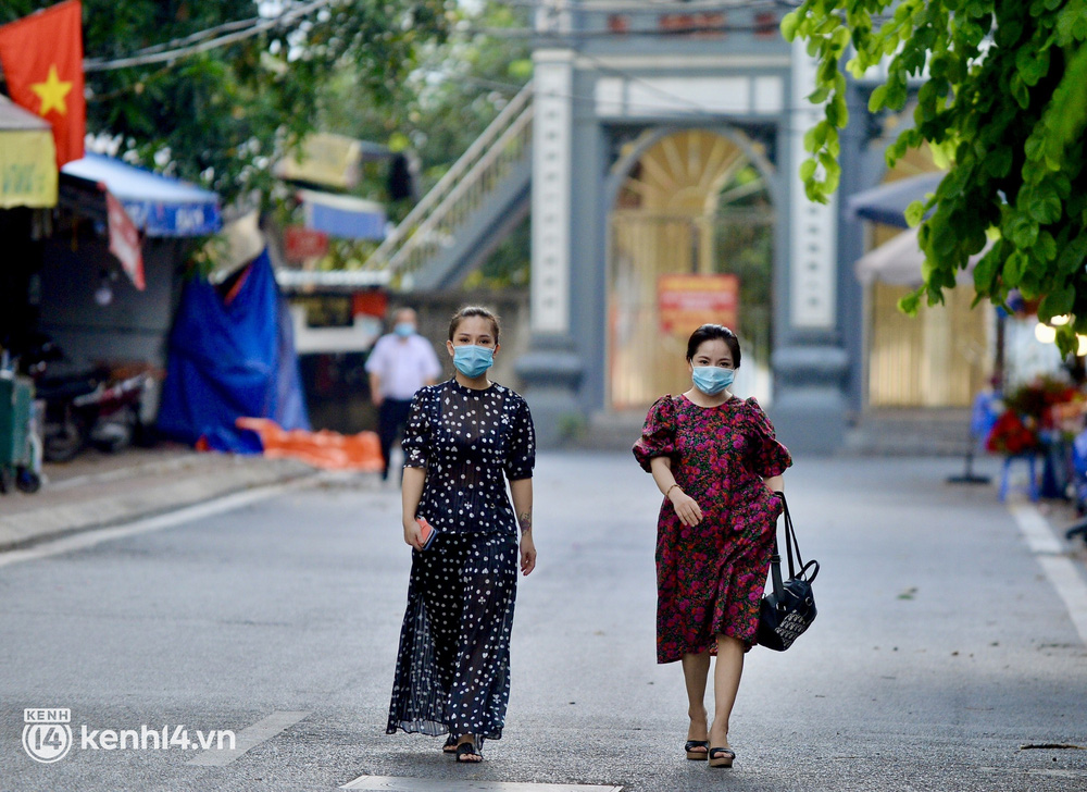 Hà Nội: Người dân lách qua hàng rào, đứng vái vọng ở Phủ Tây Hồ ngày mùng 1-2