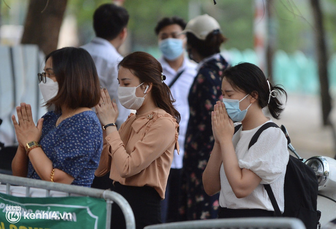 Hà Nội: Người dân lách qua hàng rào, đứng vái vọng ở Phủ Tây Hồ ngày mùng 1-5