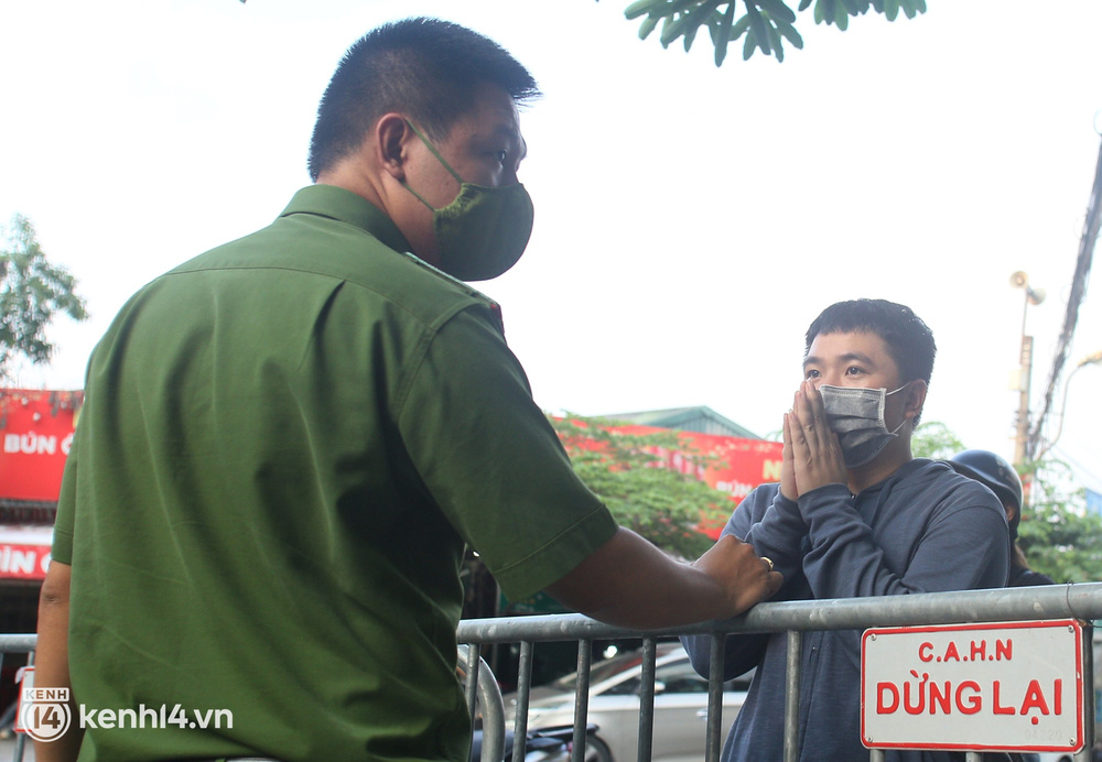 Hà Nội: Người dân lách qua hàng rào, đứng vái vọng ở Phủ Tây Hồ ngày mùng 1-7