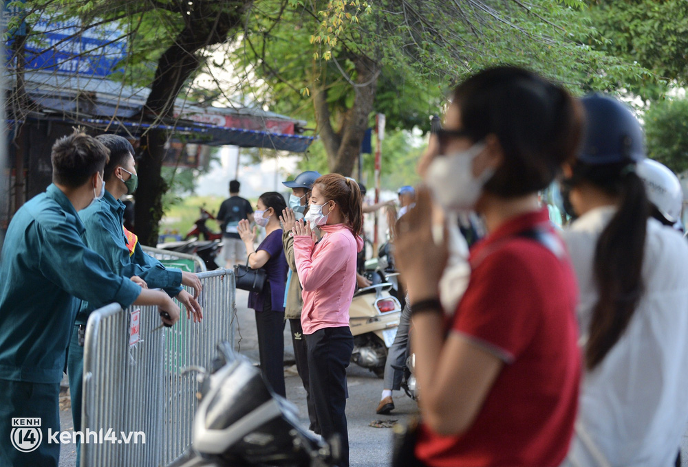 Hà Nội: Người dân lách qua hàng rào, đứng vái vọng ở Phủ Tây Hồ ngày mùng 1-8
