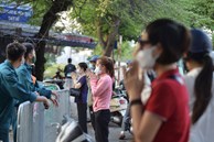 Hà Nội: Người dân lách qua hàng rào, đứng vái vọng ở Phủ Tây Hồ ngày mùng 1