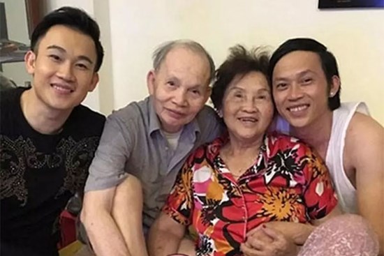 NS Hoài Linh có phản ứng gì giữa thông tin bố ruột qua đời?