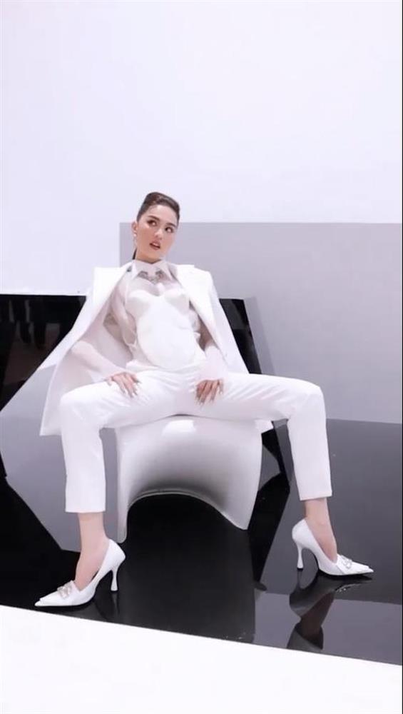 Ngọc Trinh thật khó để trở nên sang chảnh với pha mặc quần kiểu này-5