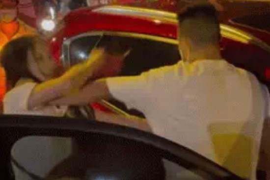 Đánh ghen náo loạn Hồ Tây: Màn phản đòn “cực gấu” của cô vợ trong khi giằng co, gào to danh tính tiểu tam, tuyên bố sống chết ngay hôm nay