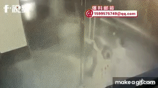 Bé trai hồn nhiêu tiểu tiện trong thang máy gây ra cảnh tượng đáng sợ, nhiều người xem xong không khỏi thót tim-1