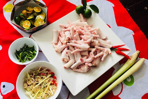 Chân gà ngâm sả ớt chua cay, giòn giòn&nbsp;ai cũng mê, biết thêm công thức pha nước chấm&nbsp;này càng thêm hấp dẫn-1
