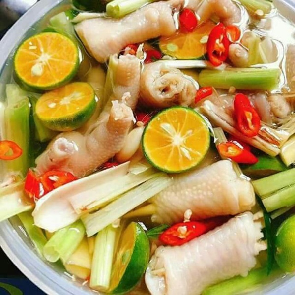 Chân gà ngâm sả ớt chua cay, giòn giòn ai cũng mê, biết thêm công thức pha nước chấm này càng thêm hấp dẫn-2