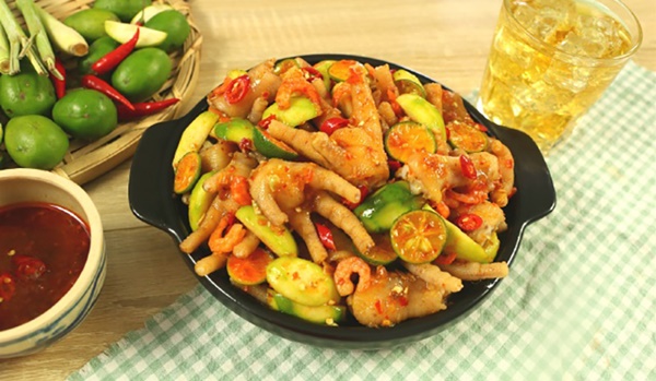 Chân gà ngâm sả ớt chua cay, giòn giòn&nbsp;ai cũng mê, biết thêm công thức pha nước chấm&nbsp;này càng thêm hấp dẫn-4