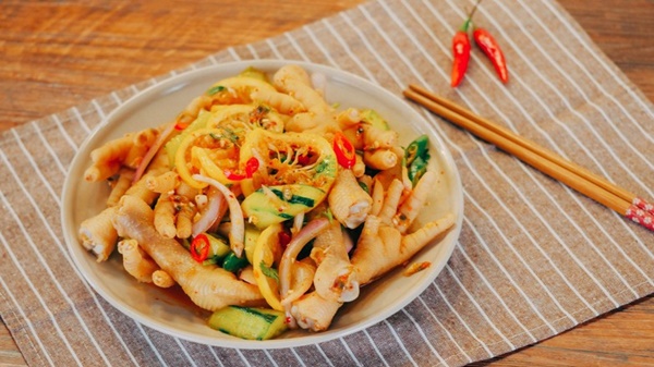 Chân gà ngâm sả ớt chua cay, giòn giòn ai cũng mê, biết thêm công thức pha nước chấm này càng thêm hấp dẫn-5