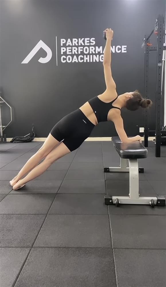 Vừa chuẩn bị come back, Hà Hồ khoe thân hình căng đét trong phòng tập-4