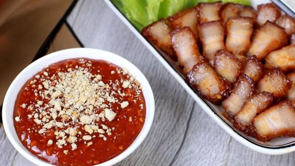 Dùng nước chấm kiểu này vô cùng mất vệ sinh, nguy cơ cao mắc bệnh truyền nhiễm, đáng tiếc nhiều gia đình hiện nay vẫn chuộng-5