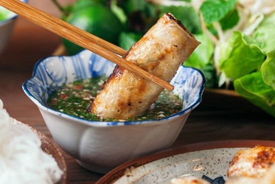 Dùng nước chấm kiểu này vô cùng mất vệ sinh, nguy cơ cao mắc bệnh truyền nhiễm, đáng tiếc nhiều gia đình hiện nay vẫn chuộng