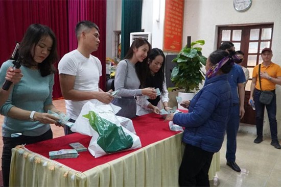 Vợ chồng Công Vinh - Thủy Tiên về Nghệ An cứu trợ lũ lụt: Trao mỗi gia đình từ 5-20 triệu đồng