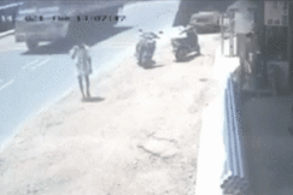 Xe tải mất lái lao vào vỉa hè, suýt tông trúng người đàn ông