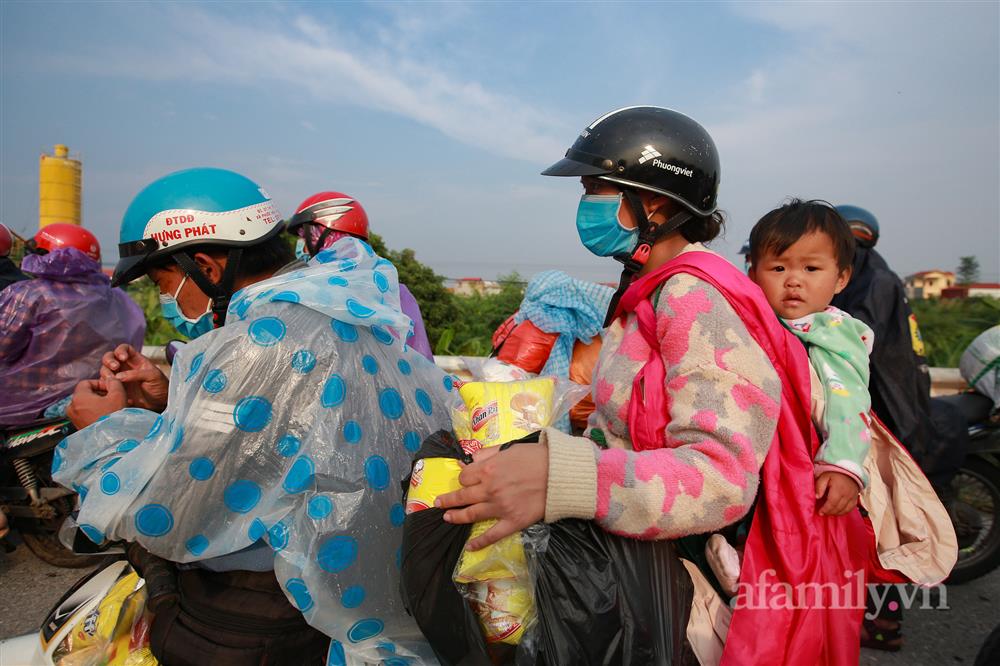 Hành trình chạy dịch của những bà mẹ: Có đẻ rơi cũng phải đưa con về nhà-2