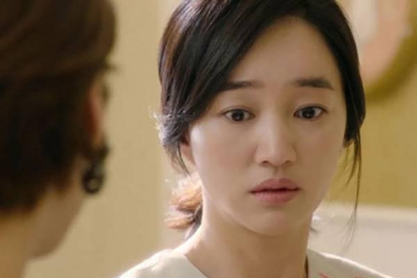 Ở nhờ nhà chị gái mới được vài ngày, tôi tê tái khi nhìn tập hóa đơn dày cộm anh rể ném trước mặt-2