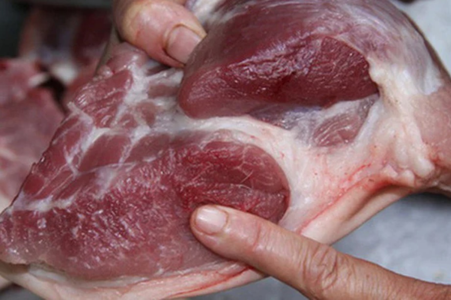 Đi chợ mua thịt lợn nếu thấy có 5 dấu hiệu này thì nên tránh xa, rẻ như cho cũng chớ mua-1