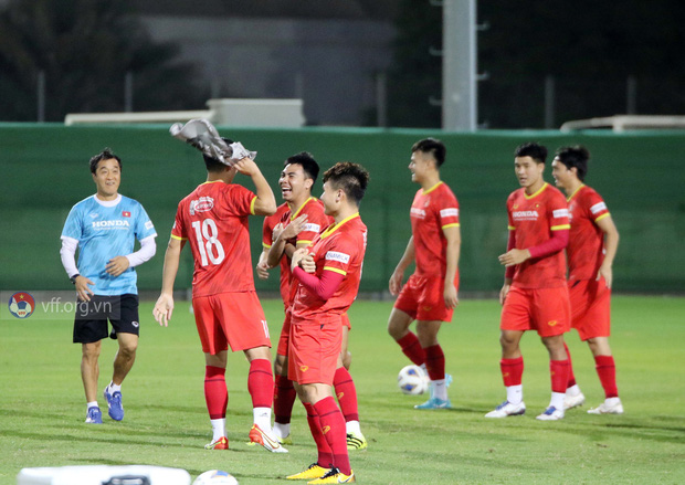 Văn Thanh, Tiến Linh cùng dàn tuyển thủ Việt khoe body 6 múi siêu phẩm, làm nóng trước trận đấu gặp Trung Quốc?-2