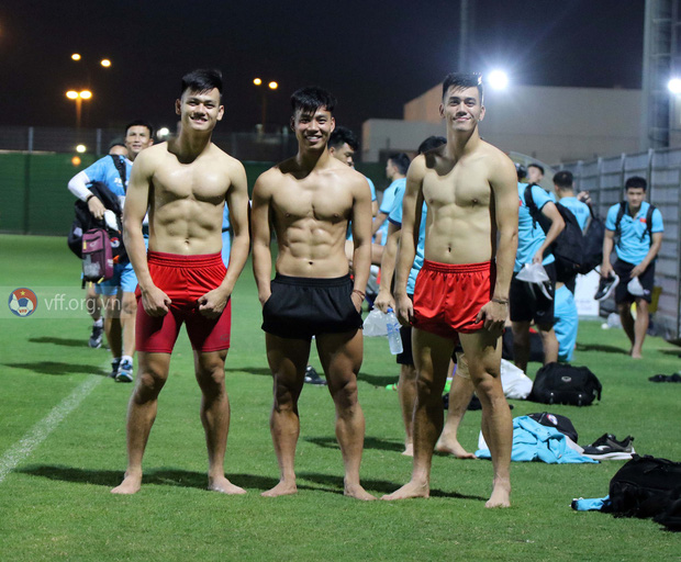 Văn Thanh, Tiến Linh cùng dàn tuyển thủ Việt khoe body 6 múi siêu phẩm, làm nóng trước trận đấu gặp Trung Quốc?-3