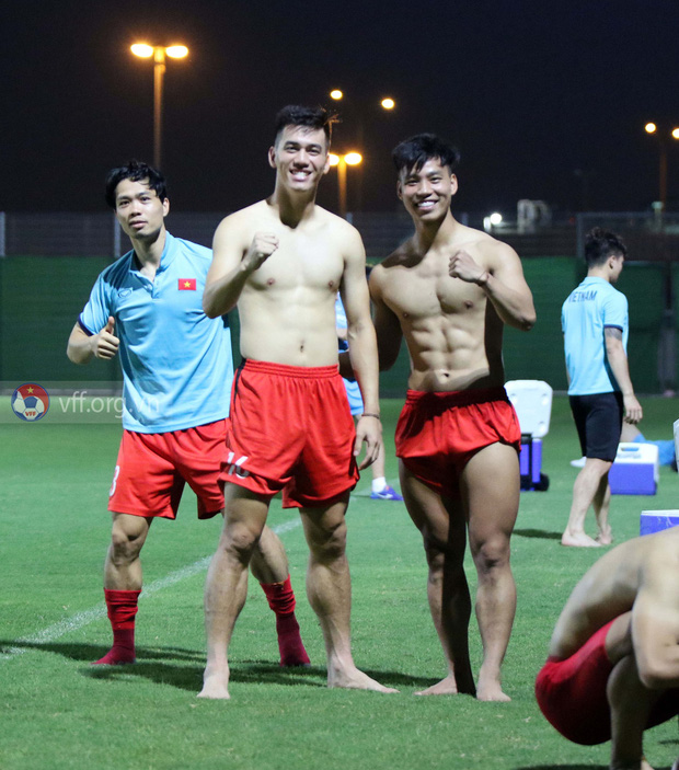 Văn Thanh, Tiến Linh cùng dàn tuyển thủ Việt khoe body 6 múi siêu phẩm, làm nóng trước trận đấu gặp Trung Quốc?-4