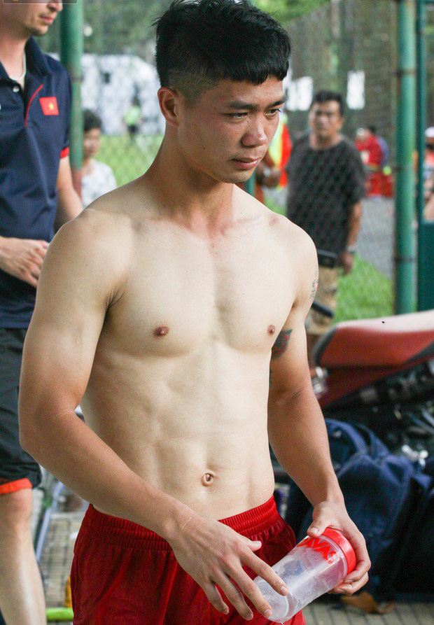 Văn Thanh, Tiến Linh cùng dàn tuyển thủ Việt khoe body 6 múi siêu phẩm, làm nóng trước trận đấu gặp Trung Quốc?-7
