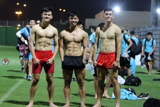 Văn Thanh, Tiến Linh cùng dàn tuyển thủ Việt khoe body 6 múi