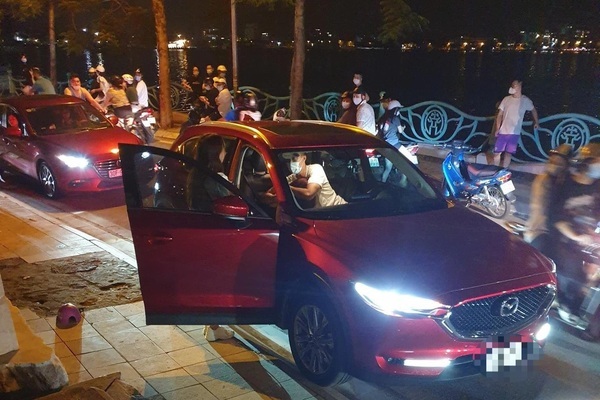 Chồng che chở nhân tình trên xe ô tô: Còn gì nữa mà đánh ghen-1