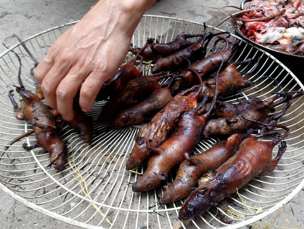 Cảnh tượng đóng gói một loài vật còn nguyên lông và bày bán như trong siêu thị khiến ai nấy khóc thét-3