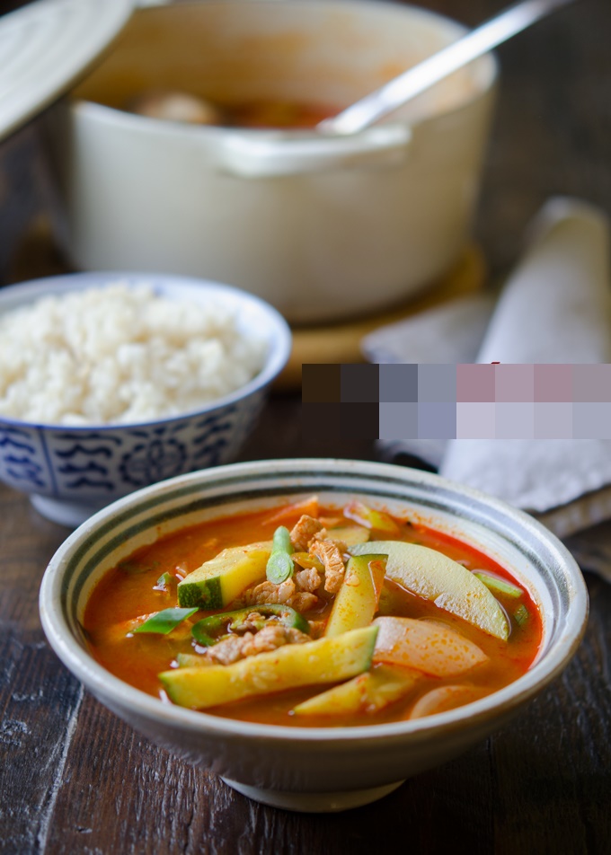 Công thức làm món thịt lợn hầm&nbsp;bí ngòi&nbsp;lạ miệng, đậm vị xứ sở kim chi-10