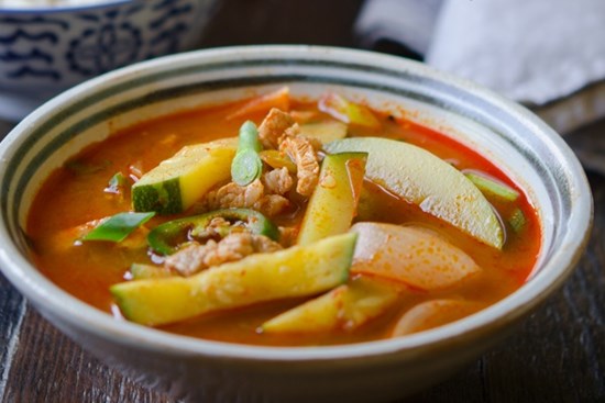 Công thức làm món thịt lợn hầm bí ngòi lạ miệng, đậm vị xứ sở kim chi