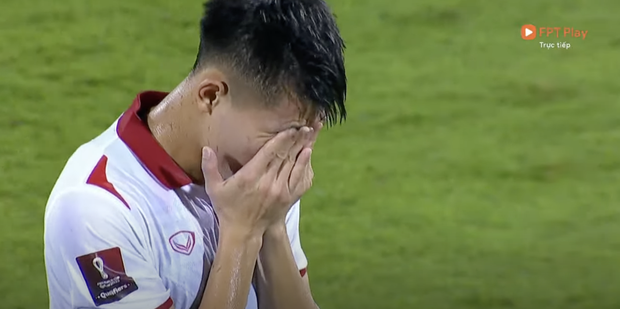 Clip: Thương quá! Nhiều cầu thủ ĐT Việt Nam bật khóc, bất lực vì thất bại đáng tiếc trước Trung Quốc-1