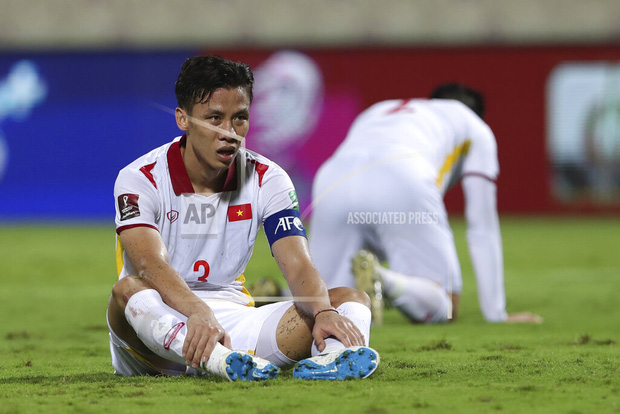 Clip: Thương quá! Nhiều cầu thủ ĐT Việt Nam bật khóc, bất lực vì thất bại đáng tiếc trước Trung Quốc-6