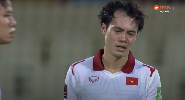 Clip: Thương quá! Nhiều cầu thủ ĐT Việt Nam bật khóc, bất lực vì thất bại đáng tiếc trước Trung Quốc-2