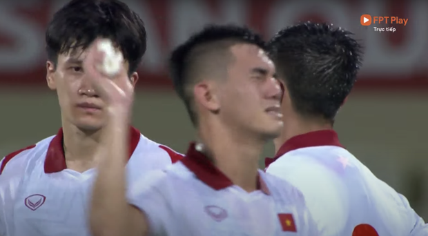 Clip: Thương quá! Nhiều cầu thủ ĐT Việt Nam bật khóc, bất lực vì thất bại đáng tiếc trước Trung Quốc-3