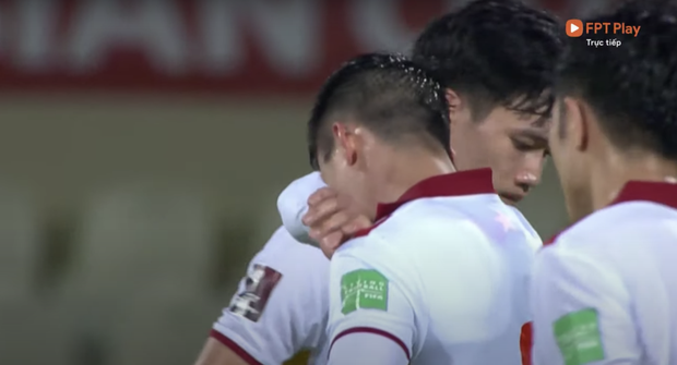 Clip: Thương quá! Nhiều cầu thủ ĐT Việt Nam bật khóc, bất lực vì thất bại đáng tiếc trước Trung Quốc-4