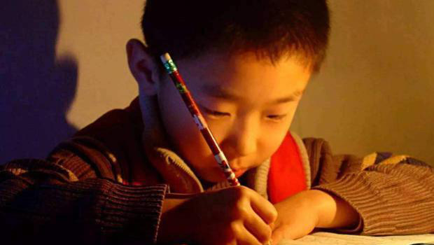 Ảnh chụp bên trong não đứa trẻ 3 tuổi được khen và một đứa hay bị la mắng, đánh đập... khiến cha mẹ giật mình-3