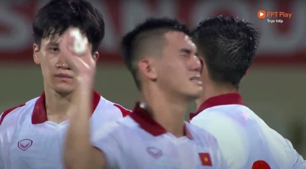 Chứng kiến cầu thủ Việt Nam bật khóc sau thất bại đáng tiếc, báo Trung Quốc buông lời vô cảm: Ồ, cảnh tượng thật hiếm gặp-2