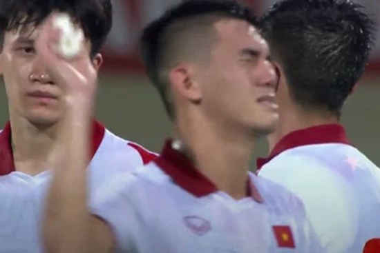 Chứng kiến cầu thủ Việt Nam bật khóc sau thất bại đáng tiếc, báo Trung Quốc buông lời vô cảm: Ồ, cảnh tượng thật hiếm gặp