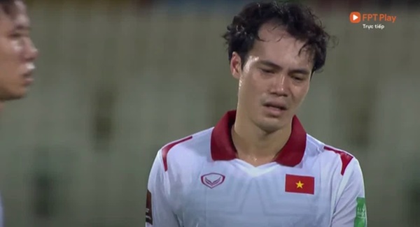 Chứng kiến cầu thủ Việt Nam bật khóc sau thất bại đáng tiếc, báo Trung Quốc buông lời vô cảm: Ồ, cảnh tượng thật hiếm gặp-4