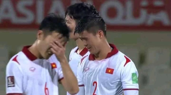 Chứng kiến cầu thủ Việt Nam bật khóc sau thất bại đáng tiếc, báo Trung Quốc buông lời vô cảm: Ồ, cảnh tượng thật hiếm gặp-3