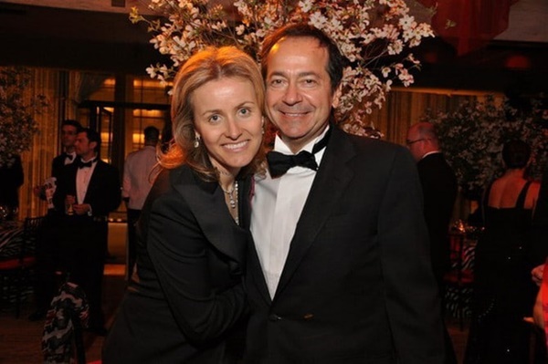 Drama tỷ phú ly hôn chạy theo kẻ thứ 3 đáng tuổi con mình: Vợ đọc báo mới biết sự tình, vỡ lẽ loạt hành động dứt tình của chồng-1