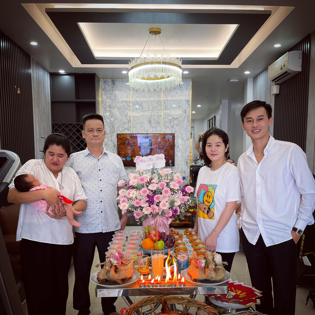 Ai rồi cũng thành bỉm sữa: Bà bầu quý tộc Lê Loan sexy hết nút giờ cũng xuề xòa, tóc tai buộc tạm như tất cả chúng mình-1