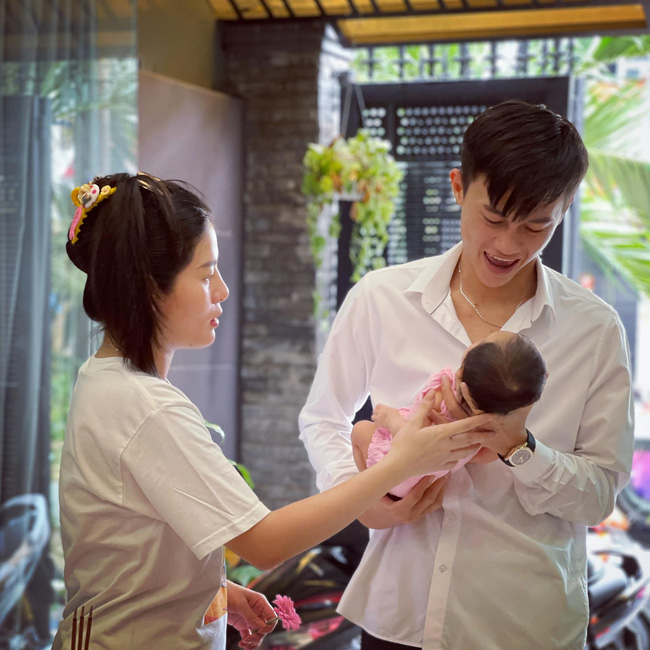 Ai rồi cũng thành bỉm sữa: Bà bầu quý tộc Lê Loan sexy hết nút giờ cũng xuề xòa, tóc tai buộc tạm như tất cả chúng mình-2