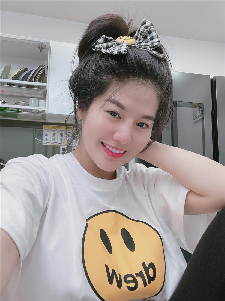 Ai rồi cũng thành bỉm sữa: Bà bầu quý tộc Lê Loan sexy hết nút giờ cũng xuề xòa, tóc tai buộc tạm như tất cả chúng mình-3