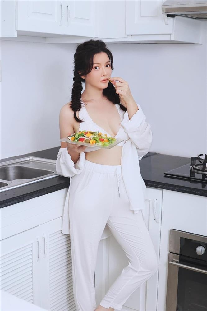 Lý Nhã Kỳ lộ bụng mỡ, vòng eo thiếu photoshop to vượt ngực-4